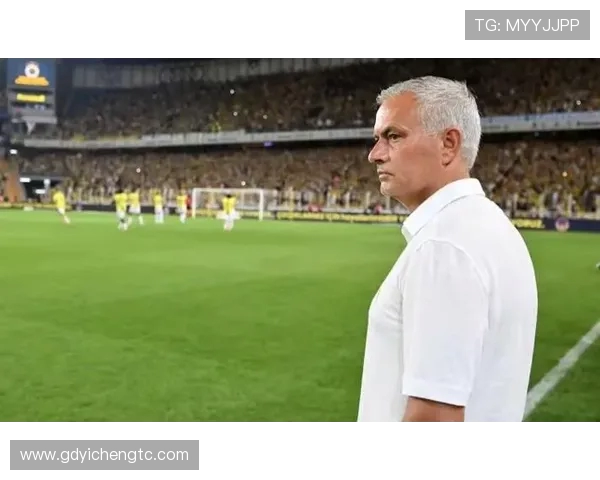 加拉塔萨雷球迷恶搞穆里尼奥 将其哭泣照片贴于棺材模型上